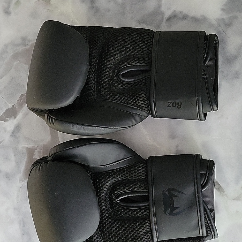 8oz. black Venum mma boxing gloves - Picture 3 of 5